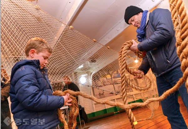 ▲Musée Portuaire 공식홈페이지 제공/ 항구박물관에서 밧줄체험을 하고 있는 관람객. 
