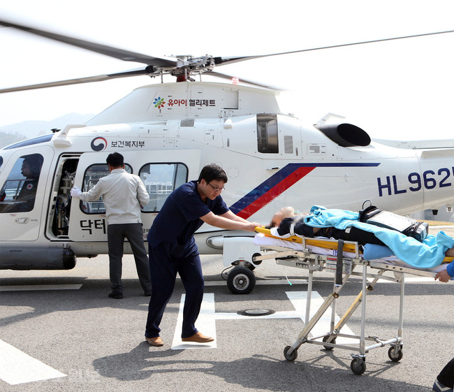 ▲ 취항 18개월을 맞은 '충남닥터헬기'가 400번째 중증 응급환자를 단국대 외상센터로 후송하고 있다.<충남도제공>