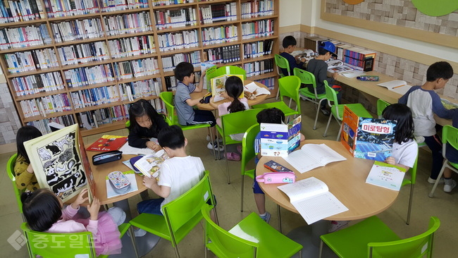 ▲ 1학년 학생들이 도서관 활용 수업을 하고 있는 모습