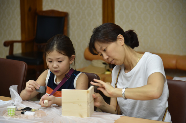 ▲ 한국조폐공사(사장 김화동) 화폐박물관은 여름방학을 맞아 3일 ‘냅킨아트를 응용한 홀더 만들기’ 체험행사를 진행했다 = 조폐공사 제공