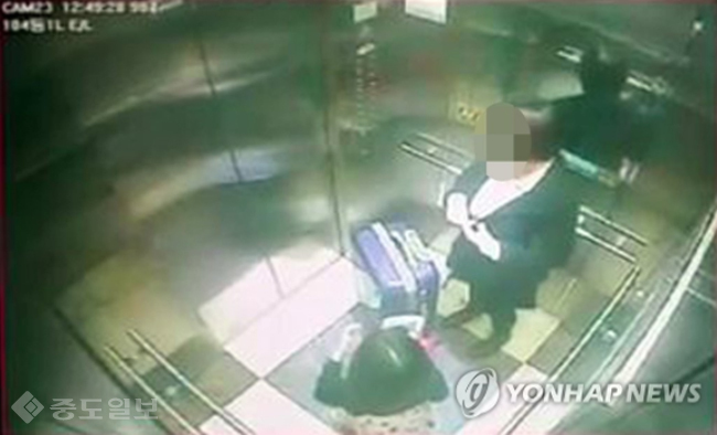 ▲ 아파트 CCTV에 찍힌 인천초등생 살인범/사진=연합db ▲ 아파트 CCTV에 찍힌 인천초등생 살인범/사진=연합db