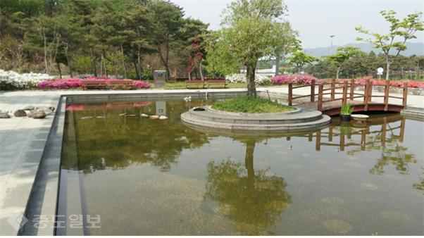 ▲ 부여백제휴게소(공주방향) 궁남지 연못.