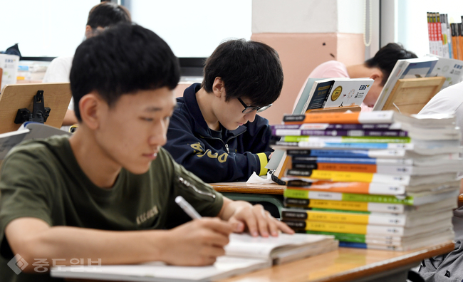 ▲ 2018학년도 수능이 100일 앞으로 다가온 가운데, 대전동산고 학생들이 공부에 열중하고 있다. 사진=이성희 기자