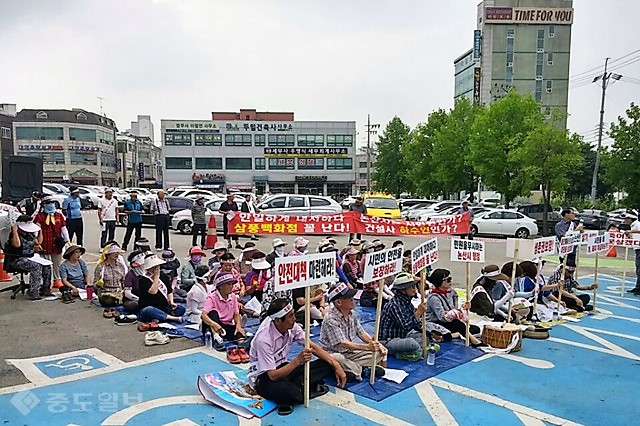 ▲ 기산아파트를 비롯해 동서빌라, 개인주택 등에서 참가한 이날 집회에서 이태로ㆍ원상문ㆍ김용환 대책위 공동위원장은 예전 삼풍백화점 참사를 비유하며 안전상 검증이 되지 않은 상태에서의 준공을 강력하게 막아달라고 호소했다.
<br /> ▲ 기산아파트를 비롯해 동서빌라, 개인주택 등에서 참가한 이날 집회에서 이태로ㆍ원상문ㆍ김용환 대책위 공동위원장은 예전 삼풍백화점 참사를 비유하며 안전상 검증이 되지 않은 상태에서의 준공을 강력하게 막아달라고 호소했다.
<br />