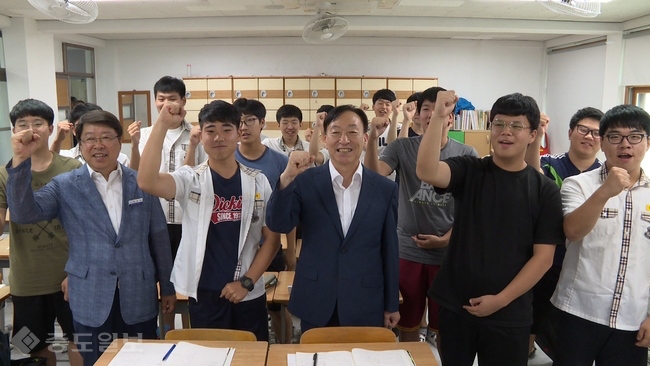 ▲ 설동호 대전교육감이 8일 중앙고를 방문해 학생들과 파이팅을 외치고 있다.