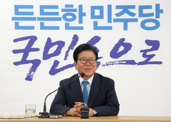 ▲ 더불어민주당 박병석 의원(대전 서갑)이 기자들의 질문에 답하고 있다. 