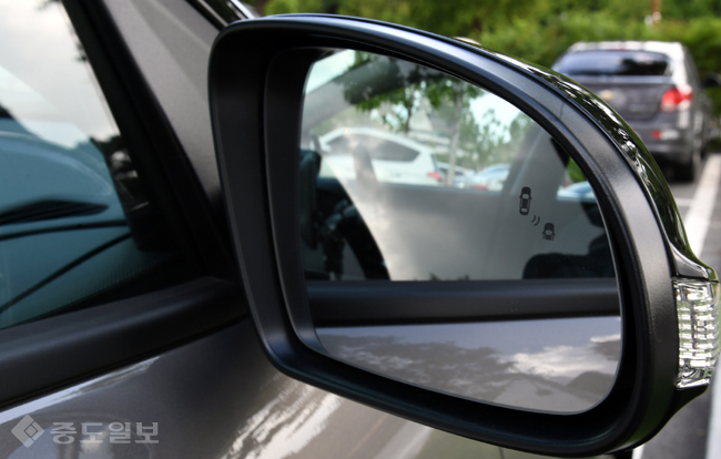 ▲ 후측방 충돌 경고 시스템 ▲ 후측방 충돌 경고 시스템