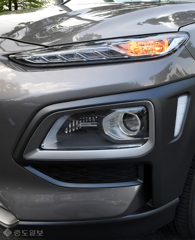 ▲ DRL(주간 주행등)이 헤드램프와 분리되어 위쪽에 위치해 있다. ▲ DRL(주간 주행등)이 헤드램프와 분리되어 위쪽에 위치해 있다.