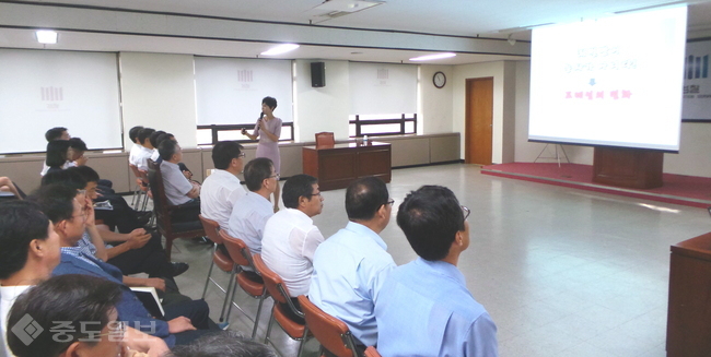 ▲ 한국국제대학교(총장 이우상) 허영희교수(경찰행정학과)는 지난 9일 창원지방검찰청 5층 대회의실에서 김영대 검사장을 비롯한 전 직원이 모인 가운데 여성폭력예방에 관한 특강을 펼치고 있다.