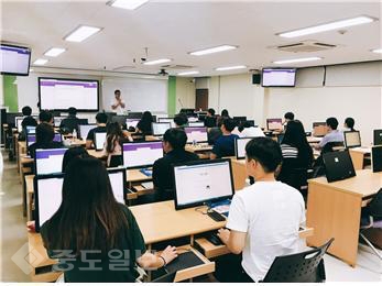 ▲ 8.9 진주교대에서 진행된 ICT활용 연수중 초등교사들이 학교현장 컴퓨터 네트워크 실습을 하고 있다.<사진=경남교육청>