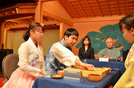 ▲ 박정환 9단․최정 7단 페어의 대국모습 /한국기원 제공 ▲ 박정환 9단․최정 7단 페어의 대국모습 /한국기원 제공