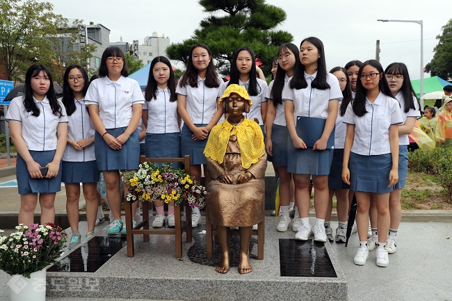 ▲ 15일 평화의 소녀상과 함께 홍성여고 학생들이 사진을 찍고 있다./홍성군의회 제공.