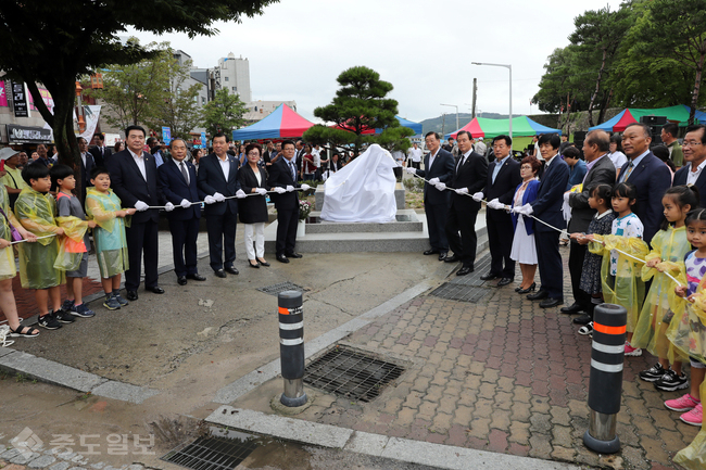 ▲ 15일 홍성군 홍주성 옆 주차장에서 홍성 평화의 소녀상 제막식이 열렸다./홍성군의회 제공.