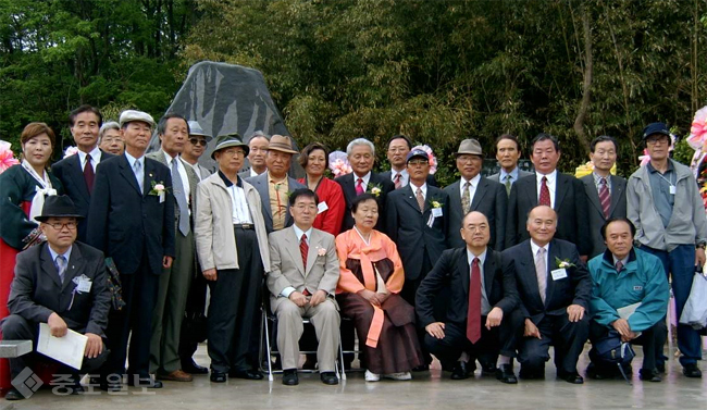 ▲ 2004년 5월15일 오후 구인환 교수의 문학비 건립을 마치고, 앞줄 왼쪽 첫번째 앉은이가 필자