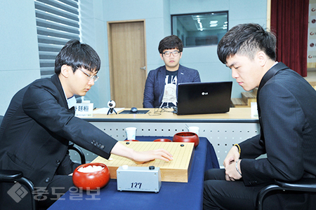▲박정환(왼쪽) 9단과 커제 9단의 제21회 LG배 16강 대국 모습 /자료사진=한국기원 제공
<br />
<br /> ▲박정환(왼쪽) 9단과 커제 9단의 제21회 LG배 16강 대국 모습 /자료사진=한국기원 제공
<br />
<br />