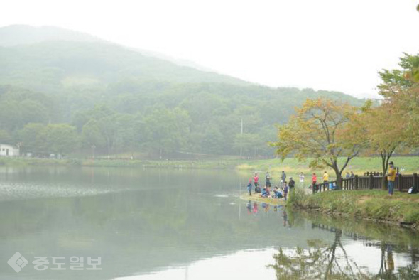▲  분당구 율동공원 호수에서 낚시 행사 개최