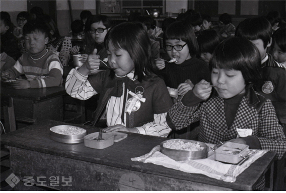 ▲ 혼·분식도시락 점심식사 (1977, 서교초)/사진=김완기 ▲ 혼·분식도시락 점심식사 (1977, 서교초)/사진=김완기