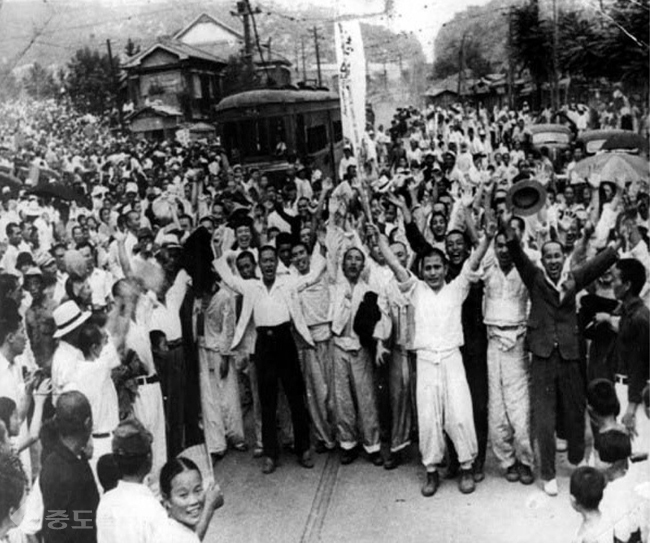 ▲ 광복과 함께 서대문 형무소에서 출옥된 독립투사들과 함께 환호하는 서울시민들 (1945. 8.15)/사진 출처=www.peaceasia.or.k