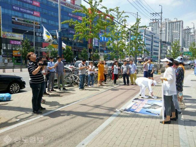 ▲ 시민단체 애국국민운동대연합 오천도 대표는 18일 오후 1시 대구 2호선 대실역 1번 출구에서 성폭행 사건 재수사 촉구 및 구속 수사 촉구 기자회견을 하고 있다.