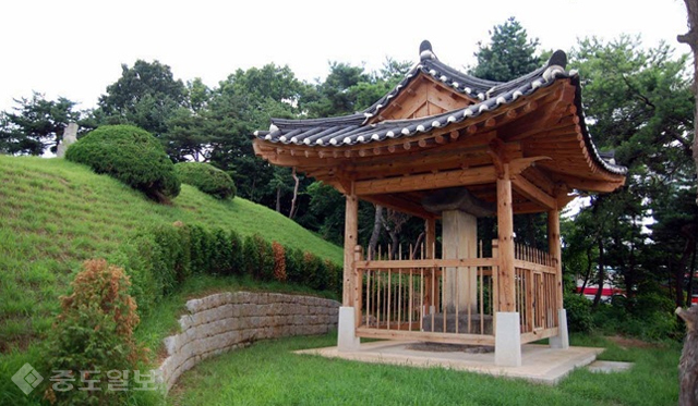 ▲ 성안공 상진의 신도비 비각 ▲ 성안공 상진의 신도비 비각