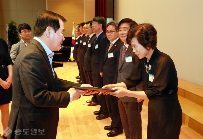 ▲ 김영희 충남교육연구정보원장(오른쪽)이 지난 18일 김지철 충남도교육감(왼쪽)에게 임명장을 받고 있다./충남도교육청 제공.