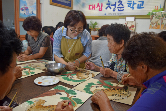 ▲ 신안군이 팔금면 대심마을에 청춘학교 하계교육을 추진해 마을 어르신들이 건강하고 즐거운 노년생활을 하도록 도움을 주고 있다./신안군 제공 