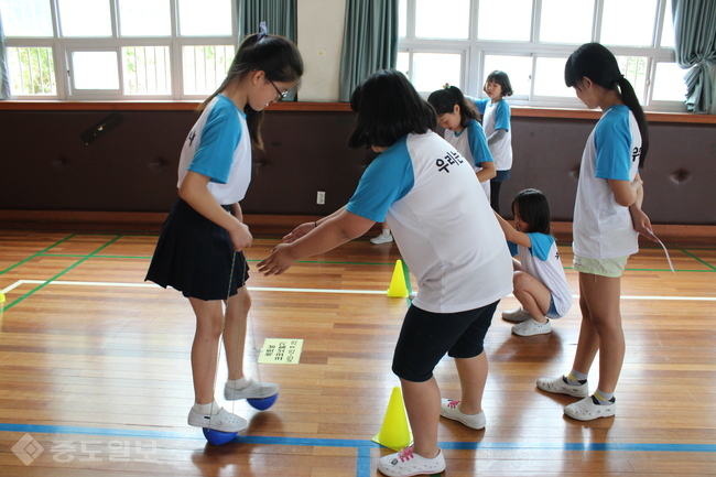 ▲ 부여 석양초등학교 학생들이 세계 여러나라의 전통놀이를 체험하고 있다.