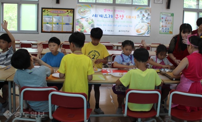 ▲ 부여 홍산초등학교 학생들이 세계 여러나라음식 만들기 체험을 하고 있다.