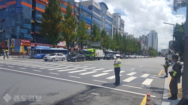 ▲ 23일 오후 2시 대전 유성구 궁동오거리에서 민방위 훈련이 진행되고 있다. 구창민 기자