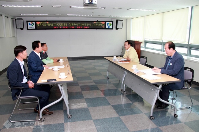 ▲ 한국해양구조협회 창원지부 임원진을 만나 격려하고 소통하기 위한 간담회 자리를 가졌다.<사진=진해구청><br />