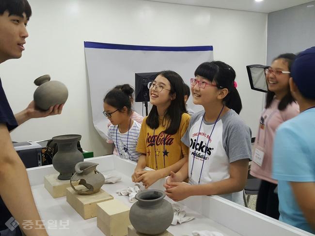 ▲ 대전 문정초등학교 학생들이 한남대 중앙박물관에서 고고학자 체험을 하고 있다.