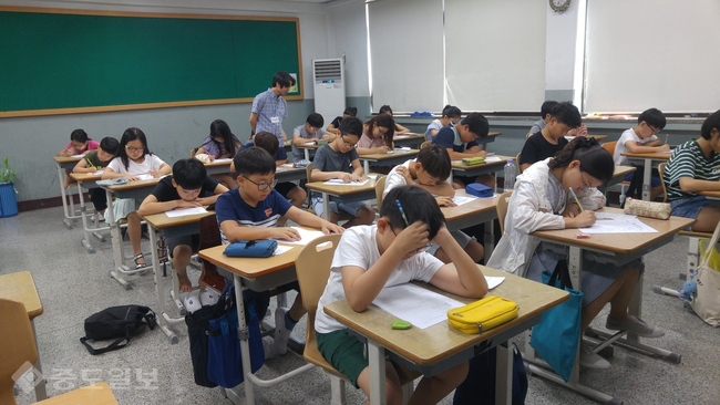 ▲ 지난 26일 충주중앙중학교에서 실시된 2017년충주시수학경시대회에서 참가 학생들이 문제를 풀고 있다. ▲ 지난 26일 충주중앙중학교에서 실시된 2017년충주시수학경시대회에서 참가 학생들이 문제를 풀고 있다.