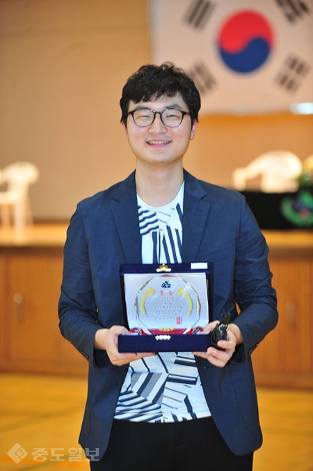 ▲강승민 5단이 노사초배 전국바둑대회에서 우승을 차지했다. /한국기원 제공
<br /> ▲강승민 5단이 노사초배 전국바둑대회에서 우승을 차지했다. /한국기원 제공
<br />