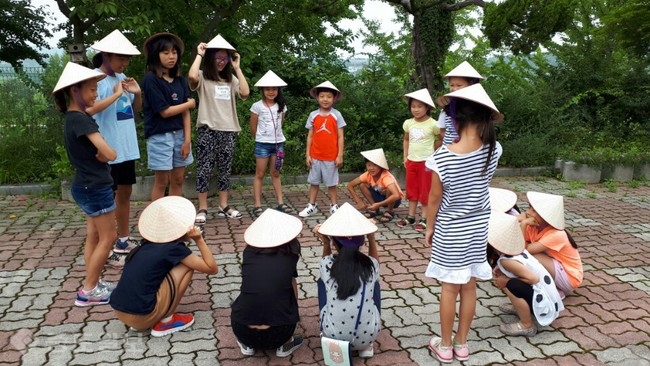 ▲ 구항초등학교 학생들이 베트남 민속놀이를 하며 유대감을 높이고 있다.