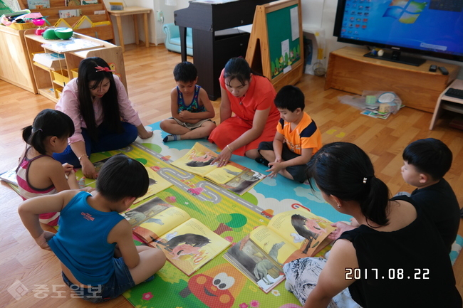 ▲ 이원초등학교 다문화 학부모동아리 회원들이 동화구연을 하고 있다./충남도교육청 제공.