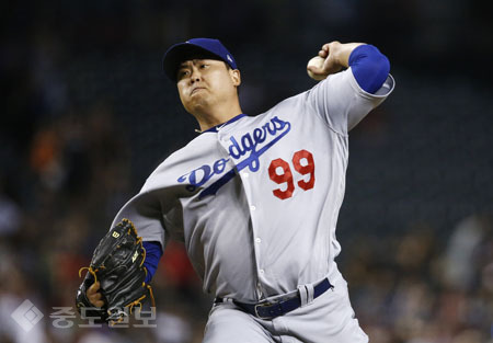 ▲ 로스앤젤레스 다저스 좌완 선발 류현진이 31일(한국시간) 미국 애리조나 주 피닉스의 체이스 필드에서 열린 애리조나 다이아몬드백스와 방문 경기에 선발 등판해 공을 던지고 있다. 이날 류현진은 1회에 홈런 2개를 허용하며 고전했다. 연합뉴스 ▲ 로스앤젤레스 다저스 좌완 선발 류현진이 31일(한국시간) 미국 애리조나 주 피닉스의 체이스 필드에서 열린 애리조나 다이아몬드백스와 방문 경기에 선발 등판해 공을 던지고 있다. 이날 류현진은 1회에 홈런 2개를 허용하며 고전했다. 연합뉴스
