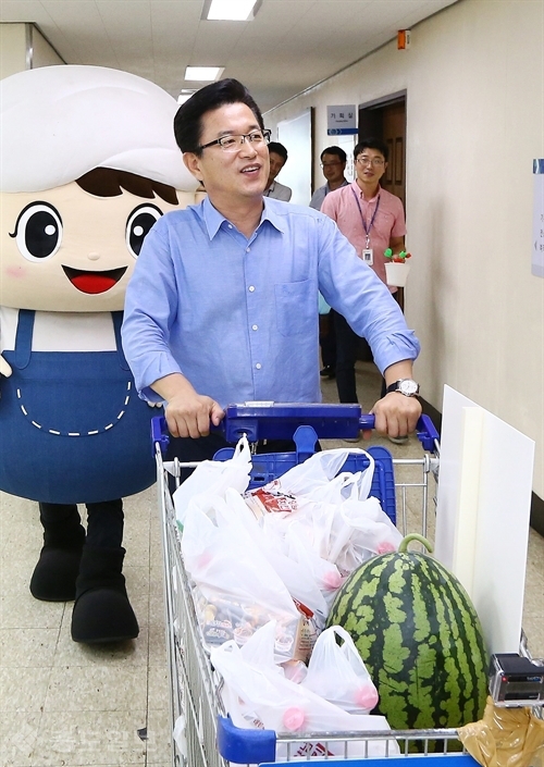 ▲ 7월 초복날 직원들의 건강을 위해 수박을 배달하고 있는 허태정 유성구청장. (자료사진)