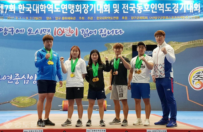 ▲ (왼쪽부터) 박진현, 윤가영, 김소현, 곽태준, 김종경 선수, 감독 진영삼.<사진=경남대>  