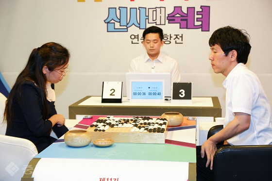 ▲제11기 지지옥션배 조혜연 9단(왼쪽)과 이창호 9단의 대국모습. /한국기원 제공
<br /> ▲제11기 지지옥션배 조혜연 9단(왼쪽)과 이창호 9단의 대국모습. /한국기원 제공
<br />