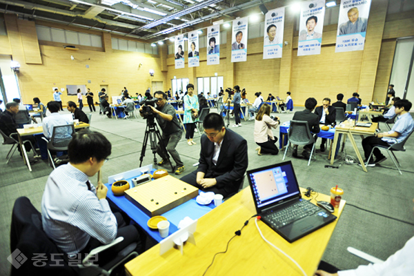 ▲5일 삼성화재 글로벌캠퍼스에서 열린 본선 32강 첫날 전경. /한국기원 제공 ▲5일 삼성화재 글로벌캠퍼스에서 열린 본선 32강 첫날 전경. /한국기원 제공