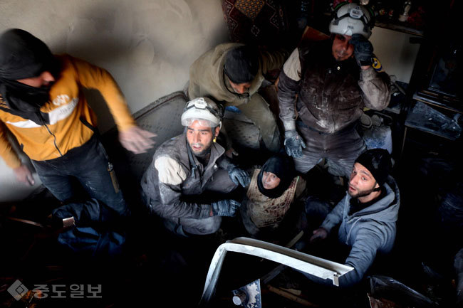 ▲ (알레포<시리아> AFP=연합뉴스) 20일(현지시간) 시리아 북부의 반군 점령지인 알레포에서 정부군의 공습과 포격으로 다수 건물이 무너져 내린 가운데 자원봉사 구조대 '하얀 헬멧'의 대원들이 폐허 속에서 한 여성을 구조하고 있다.
<br /> ▲ (알레포<시리아> AFP=연합뉴스) 20일(현지시간) 시리아 북부의 반군 점령지인 알레포에서 정부군의 공습과 포격으로 다수 건물이 무너져 내린 가운데 자원봉사 구조대 '하얀 헬멧'의 대원들이 폐허 속에서 한 여성을 구조하고 있다.
<br />