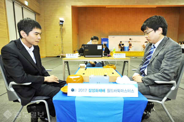 ▲이세돌 9단(왼쪽)이 풍전등화였던 대마 타개에 성공하며 야마시타 9단에게 역전승을 거뒀다. /한국기원 제공 ▲이세돌 9단(왼쪽)이 풍전등화였던 대마 타개에 성공하며 야마시타 9단에게 역전승을 거뒀다. /한국기원 제공