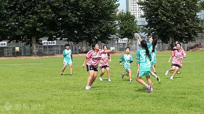 ▲ 학교스포츠클럽 플라잉디스크 얼티미트 경기에 열중하고 있는 여학생들. 충남교육청제공.<br />