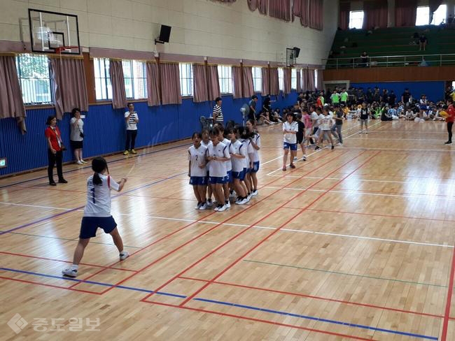 ▲ 학교스포츠클럽 줄넘기 경기에 열중하고 있는 학생들. 충남교육청 제공. <br />