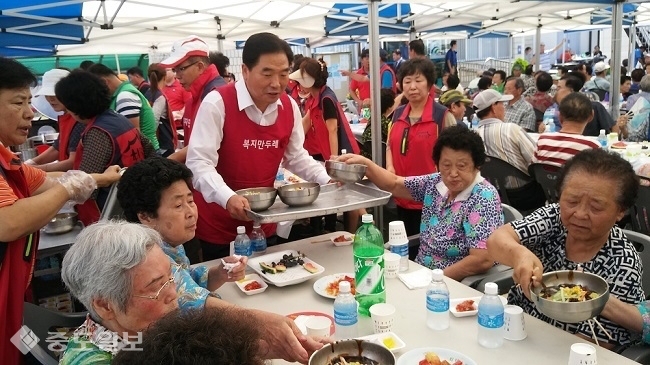 ▲ 최근 열렸던 '사랑의 짜장면 DAY 행사'에서 박수범 구청장이 어르신들에게 짜장면을 배달하고 있다.