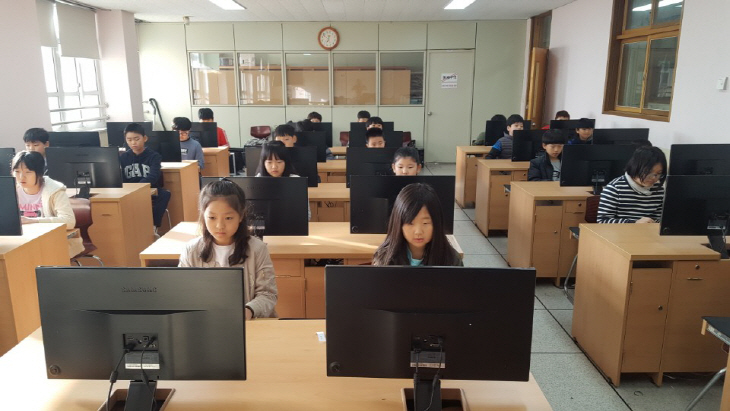 학돌초등학교-컴퓨터수업사진