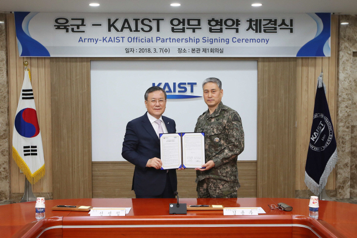 육군-KAIST MOA(신성철  KAIST 총장(좌), 김용우 참모총장(좌)2