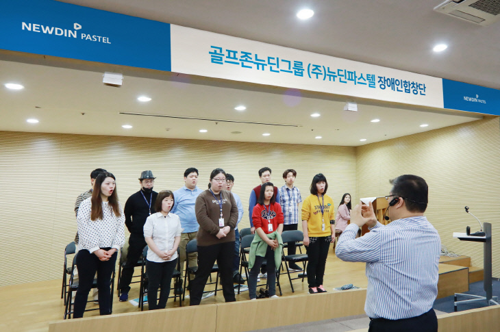 뉴딘파스텔 직업장애인 합창단의 연습 모습