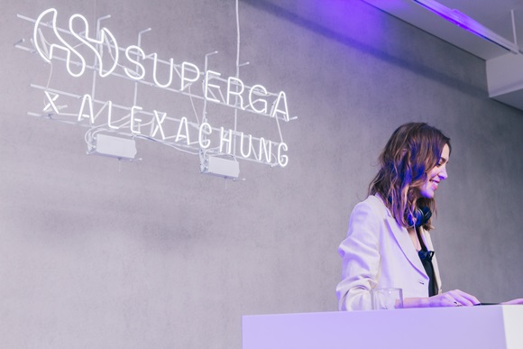 ‘워너비걸’ 알렉사청, 스니커즈 브랜드 수페르가와 함께한 컬렉션 론칭 (2)
