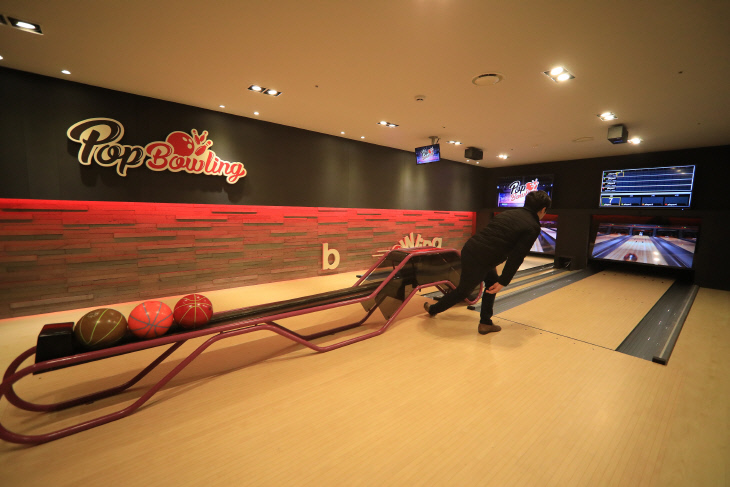 사진3.  뉴딘스퀘어의 팝볼링 시연 모습